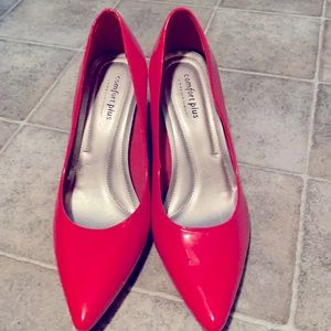 Size 7, hot pink heels from comfort plus. They’ve never been worn